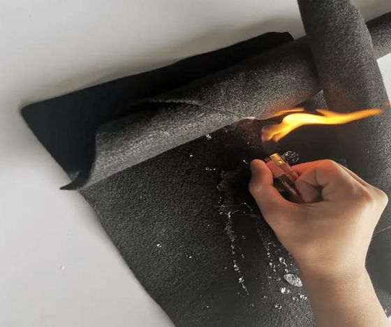 手持明火直烧吸声层：表面碳化但不引燃、无熔滴，这是 A2-s1,d0 的现场样子